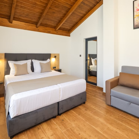 Дискретен лукс и спокойствие с Taйно пътуване – Родопска приказка на брега на язовир от Makaroon