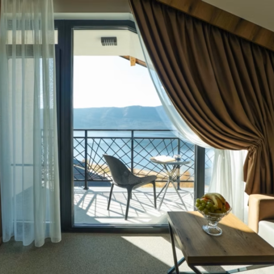 Дискретен лукс и спокойствие с Taйно пътуване – Родопска приказка на брега на язовир от Makaroon