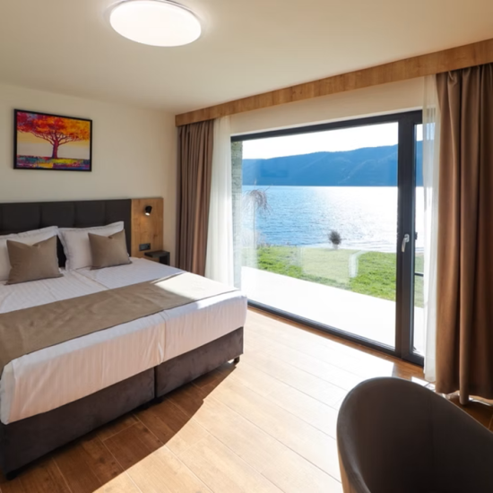 Дискретен лукс и спокойствие с Taйно пътуване – Родопска приказка на брега на язовир от Makaroon