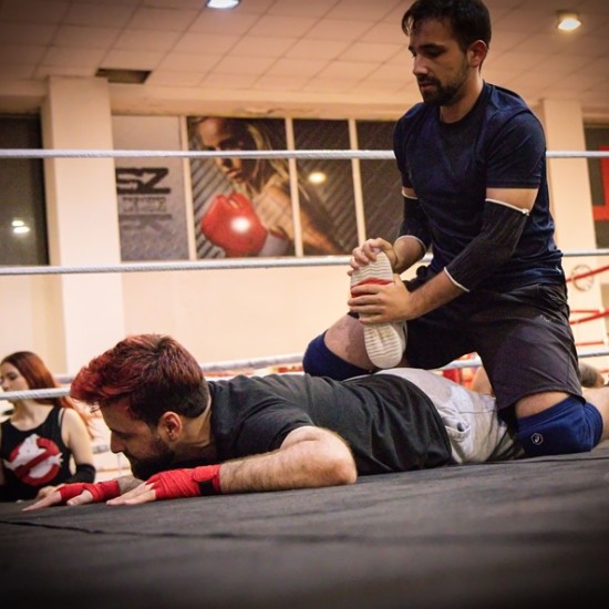 Повишете адреналина и се насладете на Еднократна тренировка в първата по рода си школа по кеч в България от Makaroon