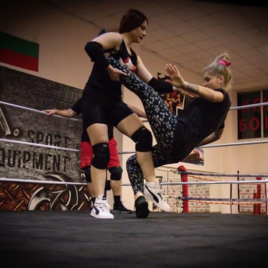 Повишете адреналина и се насладете на Еднократна тренировка в първата по рода си школа по кеч в България от Makaroon