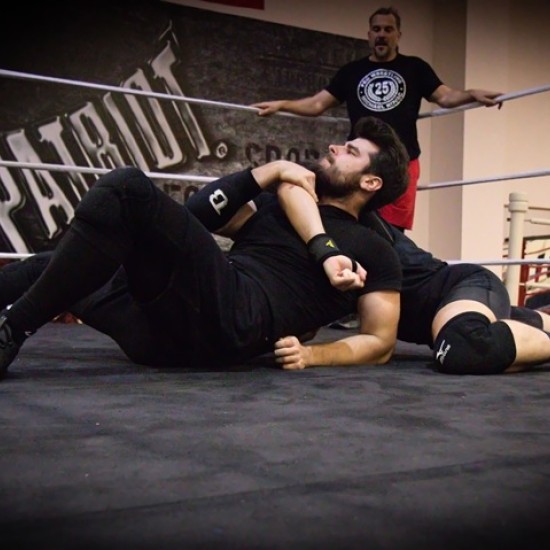 Повишете адреналина и се насладете на Еднократна тренировка в първата по рода си школа по кеч в България от Makaroon