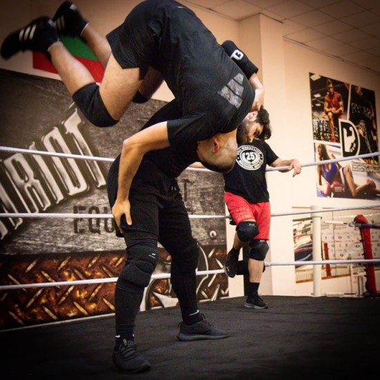 Повишете адреналина и се насладете на Еднократна тренировка в първата по рода си школа по кеч в България от Makaroon