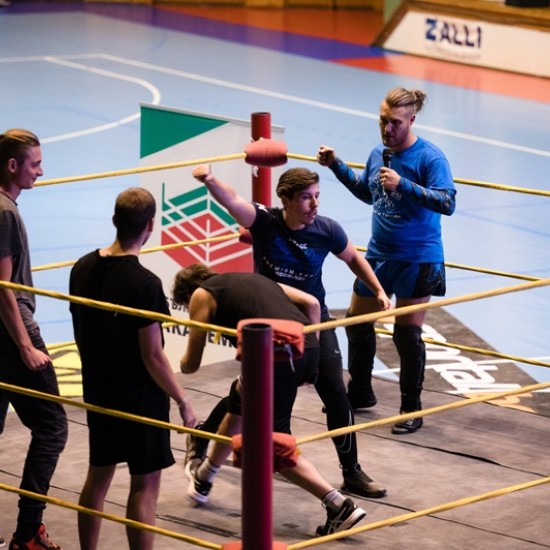 Повишете адреналина и се насладете на Еднократна тренировка в първата по рода си школа по кеч в България от Makaroon