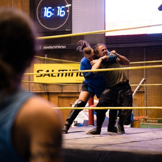 Повишете адреналина и се насладете на Еднократна тренировка в първата по рода си школа по кеч в България от Makaroon