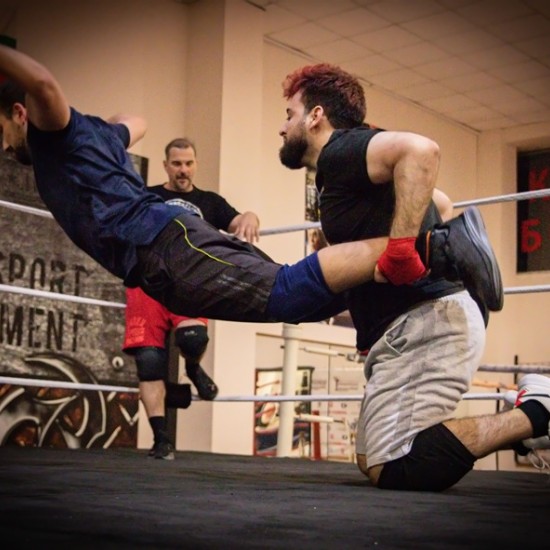 Повишете адреналина и се насладете на Еднократна тренировка в първата по рода си школа по кеч в България от Makaroon