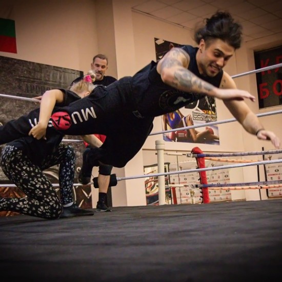 Повишете адреналина и се насладете на Еднократна тренировка в първата по рода си школа по кеч в България от Makaroon