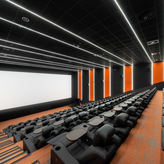 Подарете прожекции из цяла България с "Два билета за кино с включени пуканки и напитки в Cineland в София, Варна, Търговище, Плевен, Перник, Карлово, Габрово и Велико Търново" от Makaroon