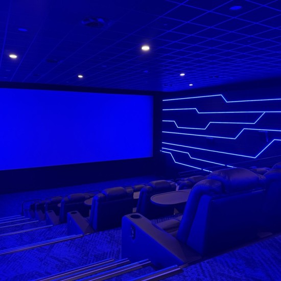 Подарете прожекции из цяла България с "Два билета за кино с включени пуканки и напитки в Cineland в София, Варна, Търговище, Плевен, Перник, Карлово, Габрово и Велико Търново" от Makaroon