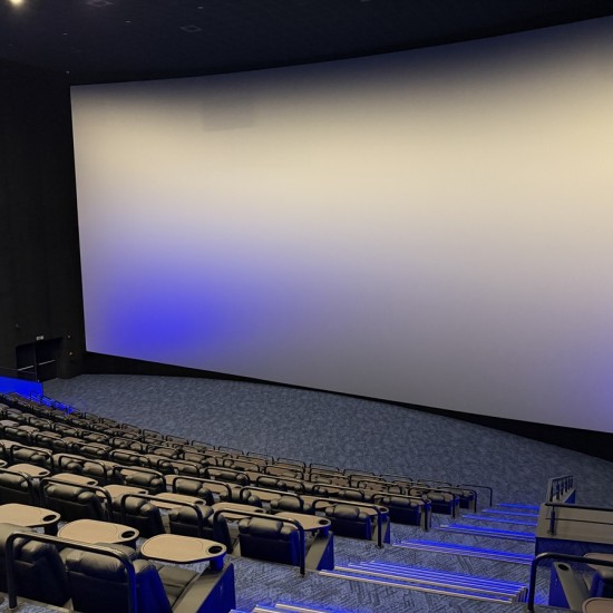 Подарете прожекции из цяла България с "Два билета за кино с включени пуканки и напитки в Cineland в София, Варна, Търговище, Плевен, Перник, Карлово, Габрово и Велико Търново" от Makaroon