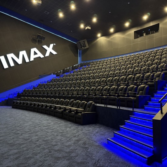 Подарете прожекции из цяла България с "Два билета за кино с включени пуканки и напитки в Cineland в София, Варна, Търговище, Плевен, Перник, Карлово, Габрово и Велико Търново" от Makaroon