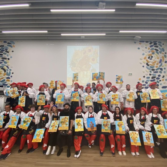 Насладете се на една невероятна Арт Терапия с Рисуване на по чаша вино от Makaroon