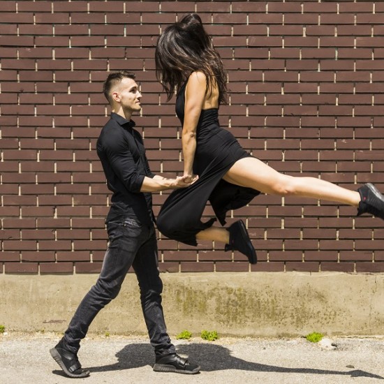 Усетете ритъма на танца с Индивидуален танцов урок с професионалист от Makaroon Усетете ритъма на танца с Индивидуален танцов урок с професионалист от Makaroon