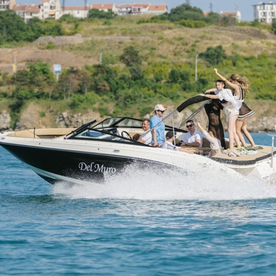Обогатете лятната си ваканция с 2-часов тур по залез с шампанско с моторна лодка Del Muro за до 10 души край Созопол от Makaroon