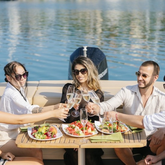 Обогатете лятната си ваканция с 2-часов тур с моторна лодка Del Muro за до 10 души край Созопол от Makaroon