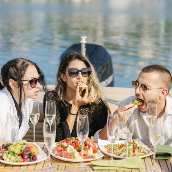 Обогатете лятната си ваканция с 8-часов тур с моторна лодка Del Muro за до 10 души край Созопол от Makaroon