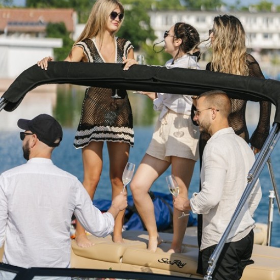 Обогатете лятната си ваканция с 2-часов тур по залез с шампанско с моторна лодка Del Muro за до 10 души край Созопол от Makaroon