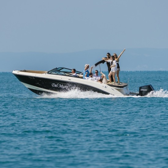 Обогатете лятната си ваканция с 2-часов тур по залез с шампанско с моторна лодка Del Muro за до 10 души край Созопол от Makaroon