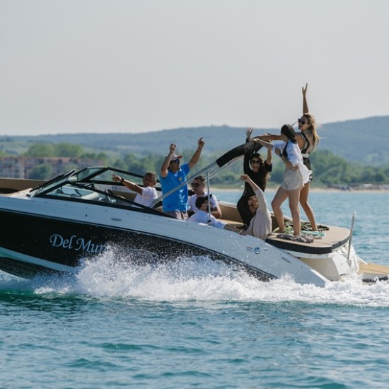 Обогатете лятната си ваканция с 8-часов тур с моторна лодка Del Muro за до 10 души край Созопол от Makaroon