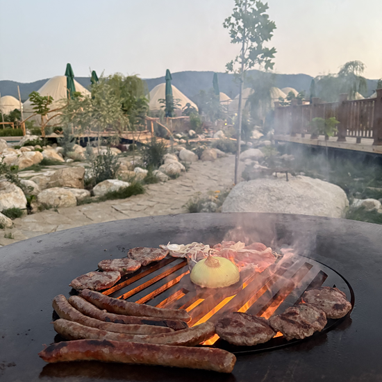 Връзка със себе си и пълноценна почивка сред природата с Две All inclusive нощувки за двама в Денгри Еко Резорт от Makaroon