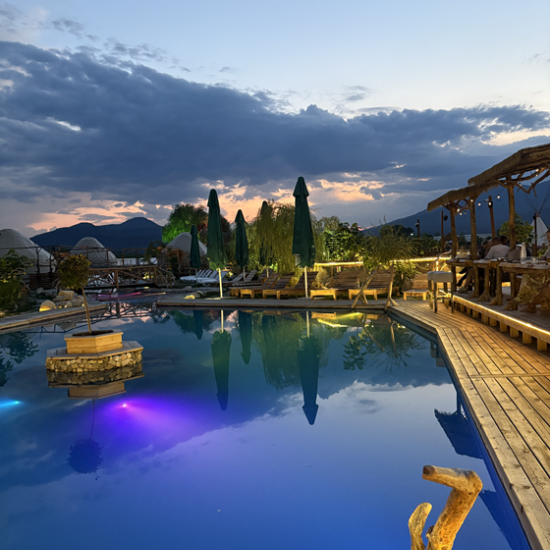 Връзка със себе си и пълноценна почивка сред природата с Две All inclusive нощувки за двама в Денгри Еко Резорт от Makaroon