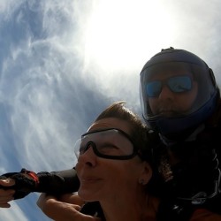 Тандемен скок с парашут от 3000 м. от летище Ерден, с. Ерден, област Монтана Тандемен скок с парашут от 3000 м. от летище Ерден, с. Ерден, област Монтана