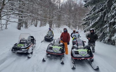 Открийте зимната магия: Ваучер за каране на моторна шейна край Петрохан