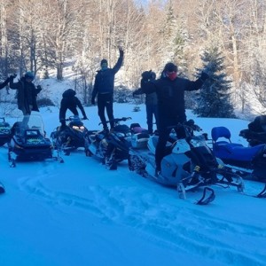 Каране на моторна шейна един час в района на Петрохан Каране на моторна шейна един час в района на Петрохан