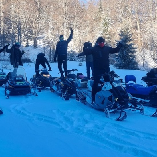 Каране на моторна шейна един час в района на Петрохан от Макароон Каране на моторна шейна един час в района на Петрохан от Макароон