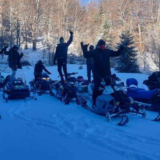 Каране на моторна шейна един час в района на Петрохан от Макароон Каране на моторна шейна един час в района на Петрохан от Макароон