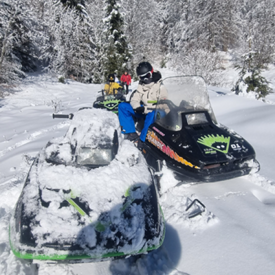 Каране на моторна шейна един час в района на Петрохан от Макароон Каране на моторна шейна един час в района на Петрохан от Макароон