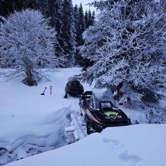 Каране на моторна шейна един час в района на Петрохан от Макароон Каране на моторна шейна един час в района на Петрохан от Макароон