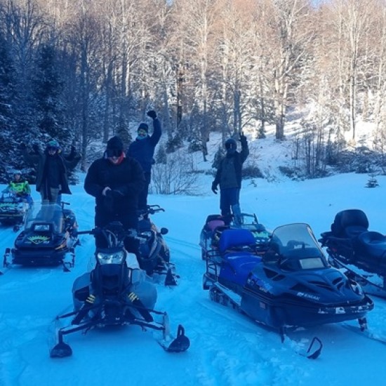 Каране на моторна шейна един час в района на Петрохан от Макароон Каране на моторна шейна един час в района на Петрохан от Макароон