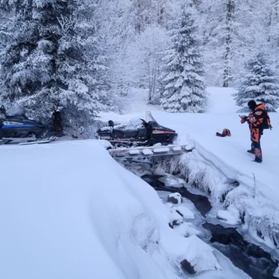 Каране на моторна шейна един час в района на Петрохан от Макароон Каране на моторна шейна един час в района на Петрохан от Макароон