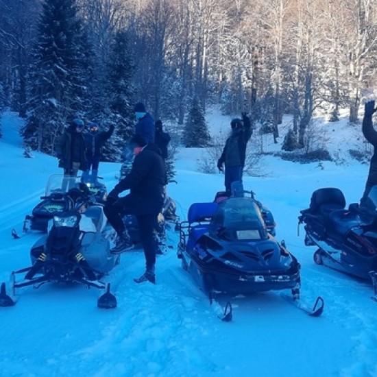 Каране на моторна шейна един час в района на Петрохан от Макароон Каране на моторна шейна един час в района на Петрохан от Макароон