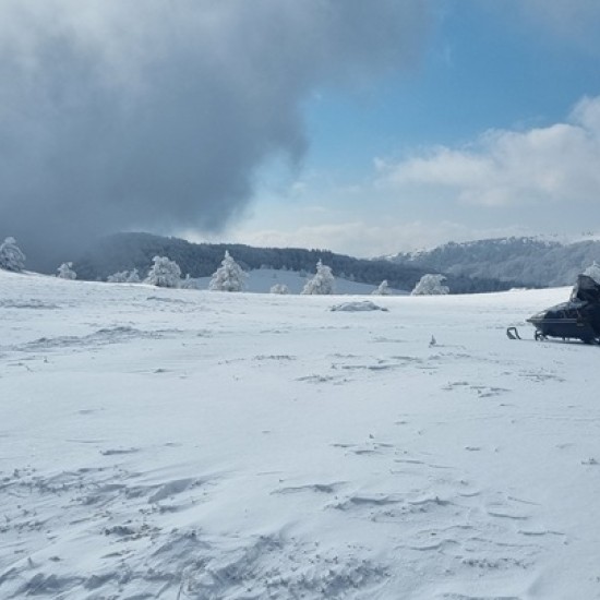 Каране на моторна шейна три часа в района на Петрохан от Макароон