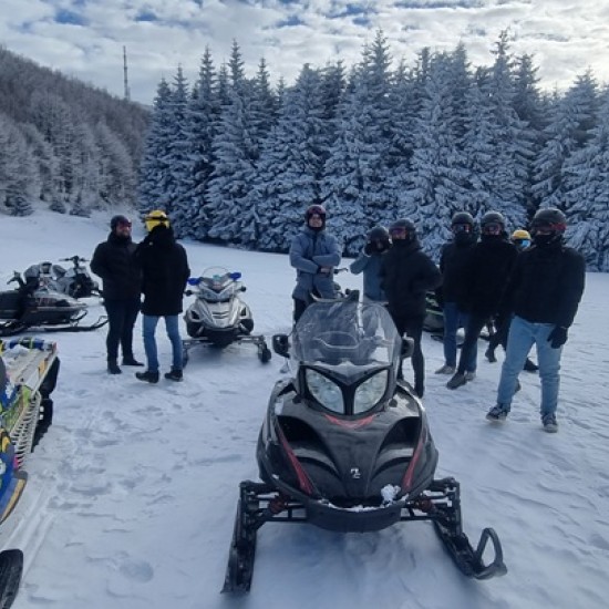 Каране на моторна шейна три часа в района на Петрохан от Макароон