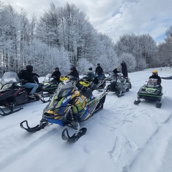 Каране на моторна шейна три часа в района на Петрохан от Макароон