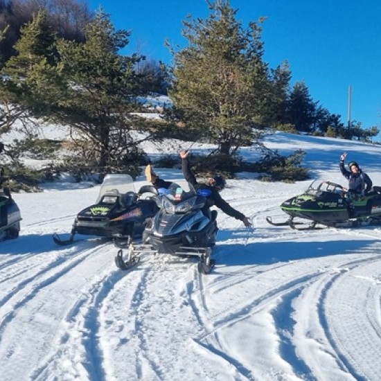 Каране на моторна шейна три часа в района на Петрохан от Макароон