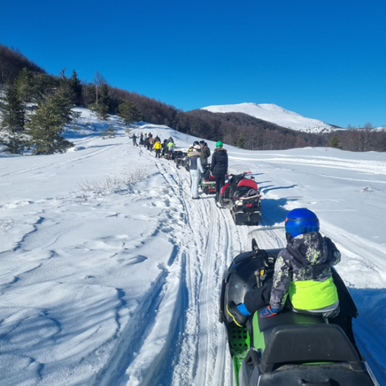 Каране на моторна шейна три часа в района на Петрохан от Макароон