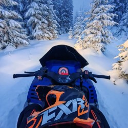 Нощно каране на моторни шейни в района на Петрохан