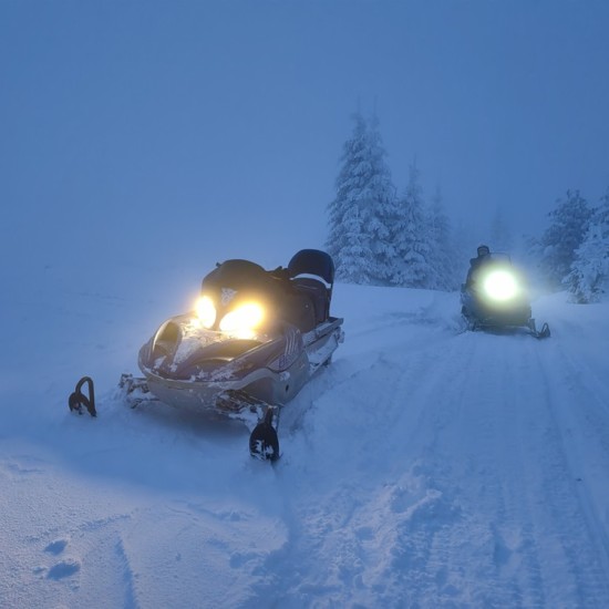 Вечерно зимно приключение с "Нощно каране на моторни шейни в района на Петрохан" от Makaroon