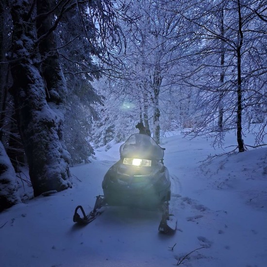 Вечерно зимно приключение с "Нощно каране на моторни шейни в района на Петрохан" от Makaroon