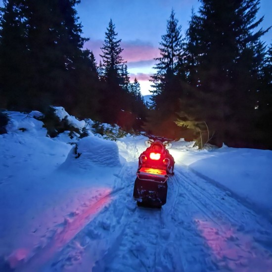 Вечерно зимно приключение с "Нощно каране на моторни шейни в района на Петрохан" от Makaroon