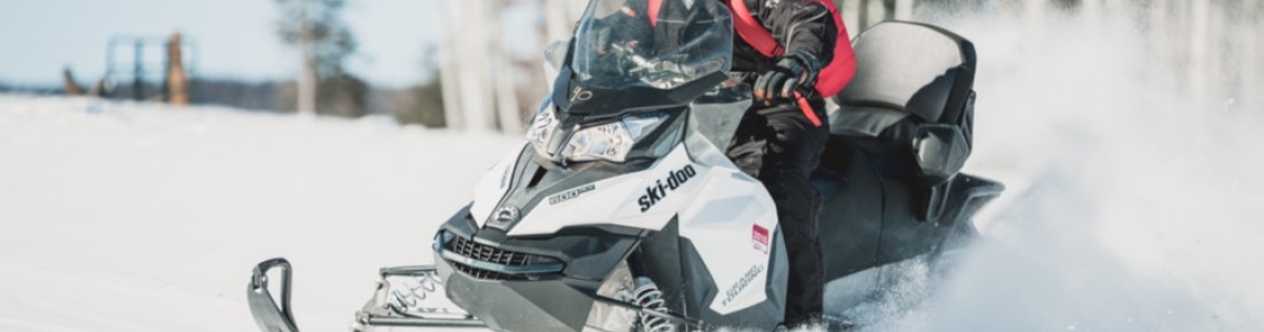 Зимно приключение в Боровец: Ваучер за едночасово управление на моторна шейна