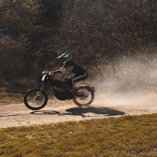 Адренaлин сред природата - насладете се на една Екстремна разходка с електрически кросов мотор край Варна от Makaroon