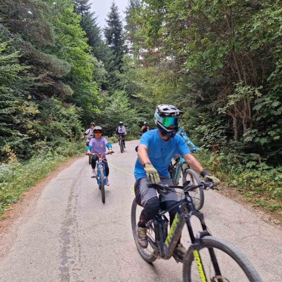 Разнообразете деня си с 4-часов тур с ел. колело за един човек край Боровец от Makaroon Разнообразете деня си с 4-часов тур с ел. колело за един човек край Боровец от Makaroon