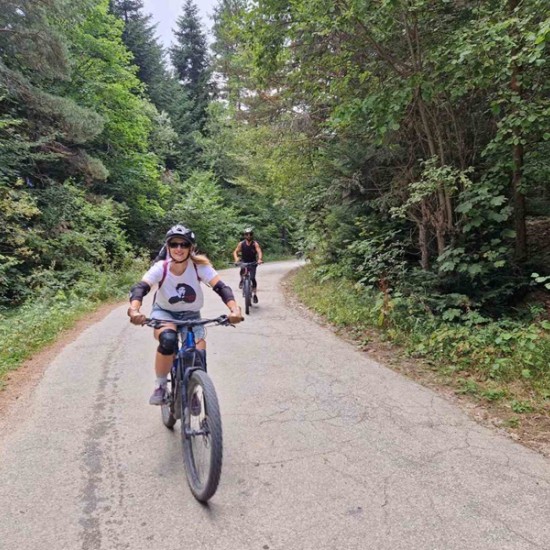 Разнообразете деня си с 4-часов тур с ел. колело за един човек край Боровец от Makaroon Разнообразете деня си с 4-часов тур с ел. колело за един човек край Боровец от Makaroon