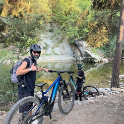Двучасов тур с ел. колело за един човек + пица или бургер и напитка по избор край Боровец