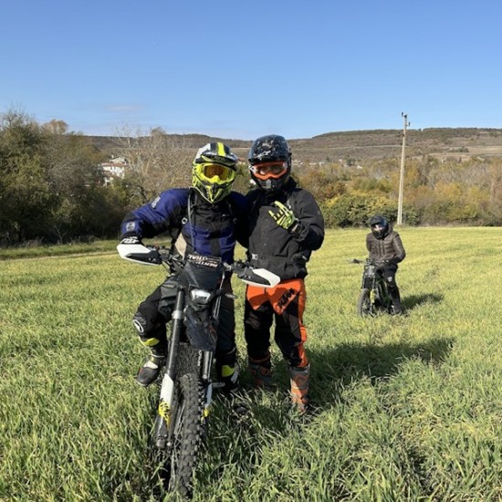 Впуснете се в необикновена офроуд разходка с адреналин, история и гледки с 1-часов тур с електрически мотор край Аладжа Манастир, Варна от Makaroon